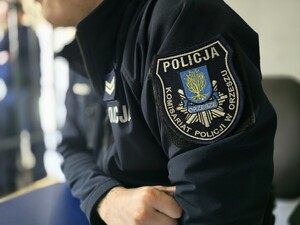 na zdjeciu widać policjanta