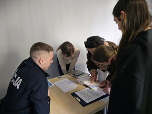 na zdjeciu widać policjanta i młodzież