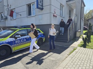 na zdjeciu widać młodzież przed komisariatem
