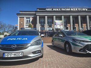 na zdjęciu widać radiowóz i budynek domu kultury