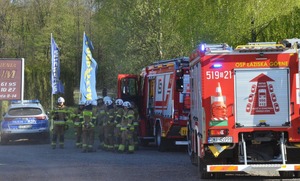 na zdjęciu widać strażaków i policjantów