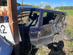 na zdjęciu widać uszkodzony samochód