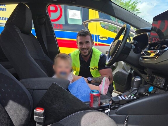 na zdjeciu widać dziecko i policjanta