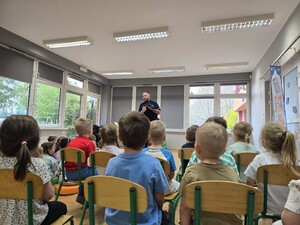 na zdjeciu widać policjanta i dzieci
