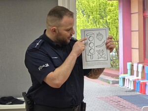 na zdjeciu widać policjanta