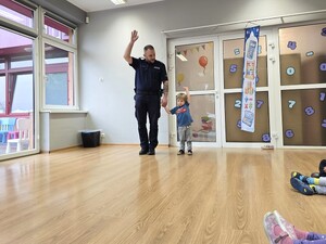 na zdjeciu widać policjanta i dzieci