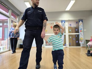 na zdjeciu widać policjanta i dzieci