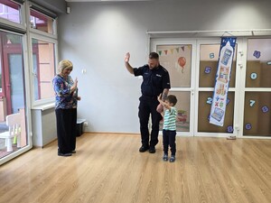 na zdjeciu widać policjanta i dzieci