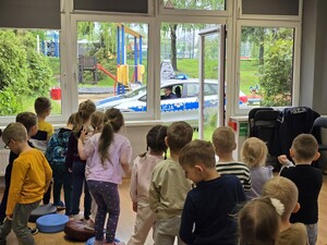 na zdjeciu widać policjanta i dzieci