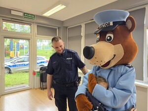 na zdjeciu widać policjanta i dzieci