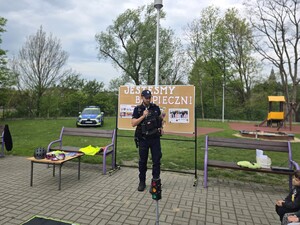na zdjęciu widać policjanta i dzieci