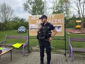 na zdjęciu widać policjanta i dzieci