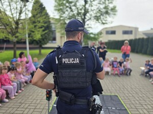 na zdjęciu widać policjanta i dzieci