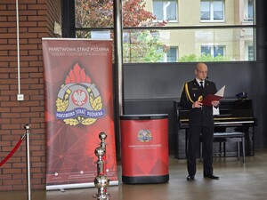 na zdjeciu widać strażaka