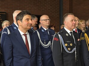 na zdjeciu widać policjantów
