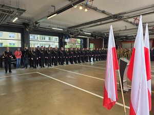 na zdjeciu widać strażaków