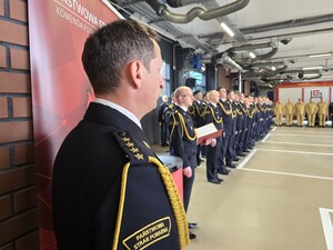 na zdjeciu widać strażaków