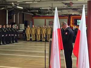 na zdjeciu widać strażaków