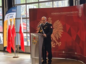 na zdjeciu widać strażaka