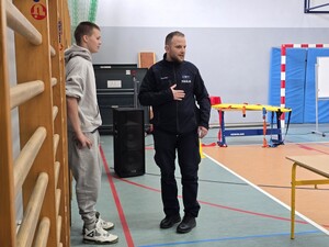 na zdjęciu widać policjanta