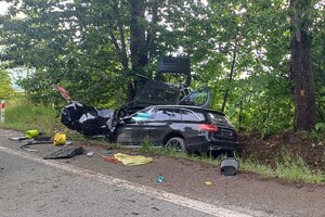 na zdjeciu widać uszkodzone pojazdy