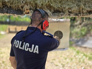 na zdjęciu widać policjanta