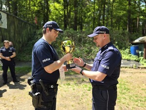 na zdjęciu widać policjantów