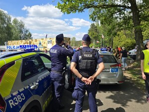 na zdjęciu widać radiowozy i policjantów