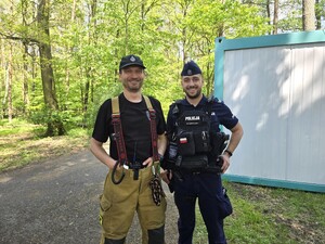 na zdjęciu widać policjanta i strażaka