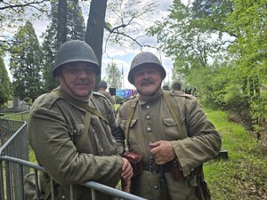 na zdjęciu widać aktorów w przebraniu żołnierzy