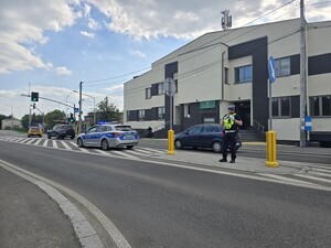 na zdjęciu widać policjanta i radiowóz