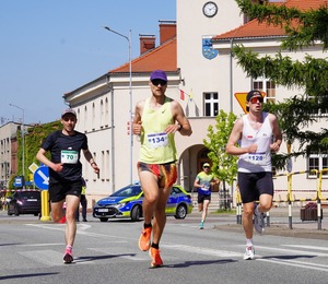 na zdjeciu widać biegaczy i radiowóz
