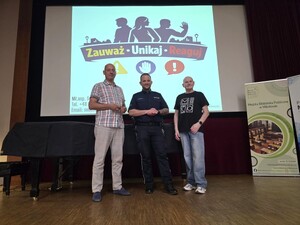 na zdjęciu widać policjanta i mężczyzn