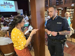 na zdjęciu widać policjanta i kobietę