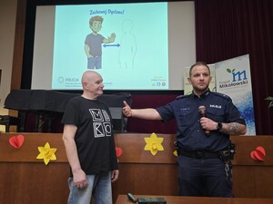 na zdjęciu widać policjanta i mężczyzę