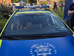 na zdjęciu widać mieszkańców w radiowozie