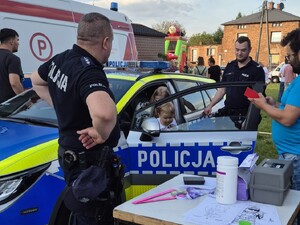 na zdjęciu widać policjantów i dzieci