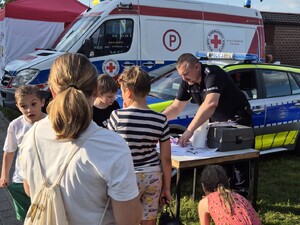na zdjęciu widać policjantów i dzieci