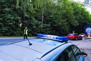 na zdjęciu widać policjantów i samochody