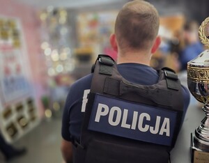 na zdjeciu widać policjanta
