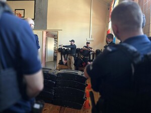 na zdjeciu widać policjantów