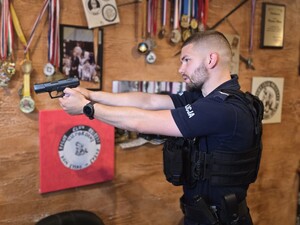 na zdjeciu widać trenującego policjanta
