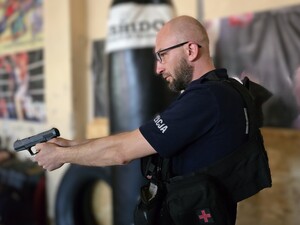 na zdjeciu widać trenującego policjanta