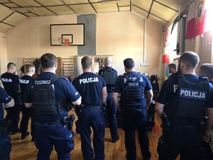 na zdjeciu widać policjantów