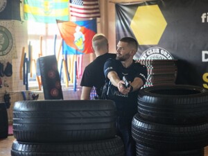 na zdjęciu widać policjanta