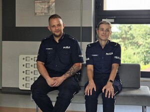 na zdjeciu widać policjantów