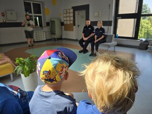 na zdjeciu widać policjantów i dzieci