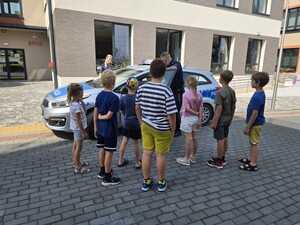 na zdjeciu widać policjantów i dzieci