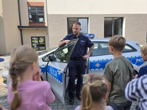 na zdjeciu widać policjantów i dzieci
