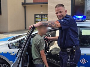 na zdjeciu widać policjantów i dzieci